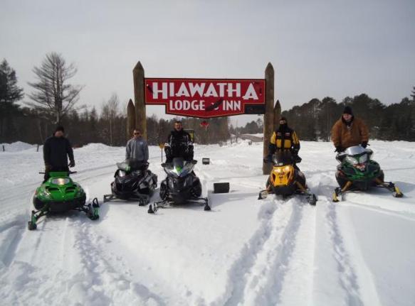 Hiawatha Lodge Inn Ігл-Рівер Екстер'єр фото